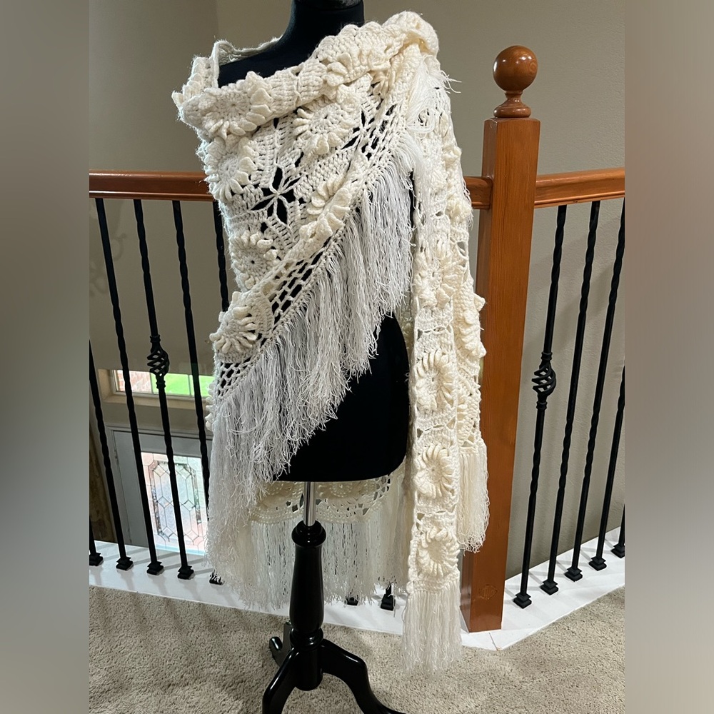 VINTAGE Crochet Fringe Shawl in Cream UNBRANDED, ONE SIZE - Picture 4 of 13